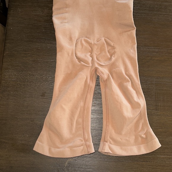 SKIMS SEAMLESS SCULPT BODYSUIT MID THIGH in Ochre Size XS - Picture 8 of 9